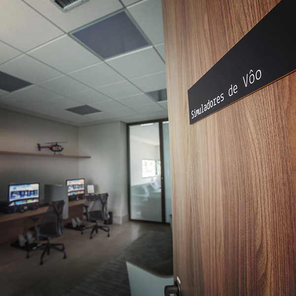 Sala de simuladores de voo à disposição dos comandantes